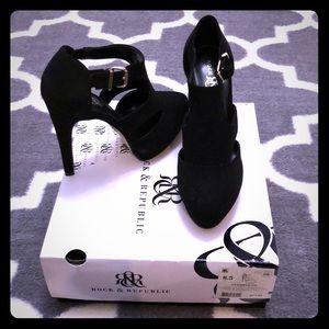 Beautiful Rock and Republic black pumps